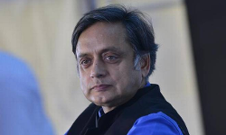 മോദി ശിവലിംഗത്തിലിരിക്കുന്ന തേള്‍:  ശശി തരൂരിന് സമന്‍സ്