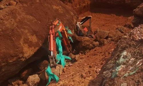 മണ്ണുമാന്തി യന്ത്രത്തിന് മുകളില്‍ കൂറ്റന്‍ പാറ വീണ് ഡ്രൈവര്‍ മരിച്ചു