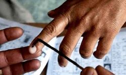 നാലാംഘട്ടം: വോട്ടെടുപ്പിന് മണിക്കൂറുകള് ബാക്കി; 12.79 കോടി വോട്ടന്മാര് ബൂത്തുകളിലേക്ക് നാലാംഘട്ടം: വോട്ടെടുപ്പിന് മണിക്കൂറുകള് ബാക്കി; 12.79 കോടി വോട്ടന്മാര് ബൂത്തുകളിലേക്ക്