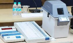 യുപി: കാണാതായ വോട്ടിങ് യന്ത്രം കണ്ടെത്തിയത് ബസ് സ്റ്റാന്റില് നിന്ന് യുപി: കാണാതായ വോട്ടിങ് യന്ത്രം കണ്ടെത്തിയത് ബസ് സ്റ്റാന്റില് നിന്ന്