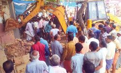 റോഡ് വികസനം: ഇരിട്ടിയില്‍ റവന്യുഭൂമി കൈയേറി നിര്‍മിച്ച കെട്ടിടങ്ങള്‍ പൊളിച്ചുനീക്കി