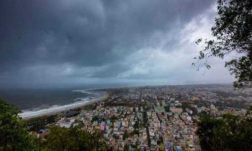 ഫോനി ചുഴലിക്കാറ്റ് ഒഡിഷ തീരത്തേക്ക്; 11 ലക്ഷം പേരെ ഒഴിപ്പിച്ചു ഫോനി ചുഴലിക്കാറ്റ് ഒഡിഷ തീരത്തേക്ക്; 11 ലക്ഷം പേരെ ഒഴിപ്പിച്ചു