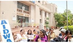 ചീഫ് ജസ്റ്റിസിനെതിരായ ലൈംഗികാരോപണം; സുപ്രിം കോടതിക്ക് മുന്നില്‍ പ്രതിഷേധം, 50 പേരെ കസ്റ്റഡിയിലെടുത്തു