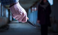 ബൈക്കില്‍ കയറാന്‍ വിസമ്മതിച്ച യുവതിയെ കുത്തിക്കൊന്നു