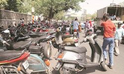 10 രൂപ പാര്ക്കിങ് ഫീസ് നല്കിയില്ല; ബൈക്ക് യാത്രികനെ കൊന്നു 10 രൂപ പാര്ക്കിങ് ഫീസ് നല്കിയില്ല; ബൈക്ക് യാത്രികനെ കൊന്നു