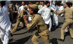 ആറാംഘട്ട വോട്ടെടുപ്പിനിടെ പലേടത്തും അക്രമം; പോളിങ് ഉദ്യോഗസ്ഥന്‍ വെടിയേറ്റു മരിച്ചു