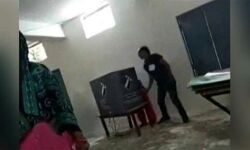 ഹരിയാനയില് സ്ത്രീവോട്ടര്മാരെ വോട്ട് ചെയ്ത് സഹായിച്ച് പോളിങ് ഏജന്റ് ഹരിയാനയില് സ്ത്രീവോട്ടര്മാരെ വോട്ട് ചെയ്ത് സഹായിച്ച് പോളിങ് ഏജന്റ്