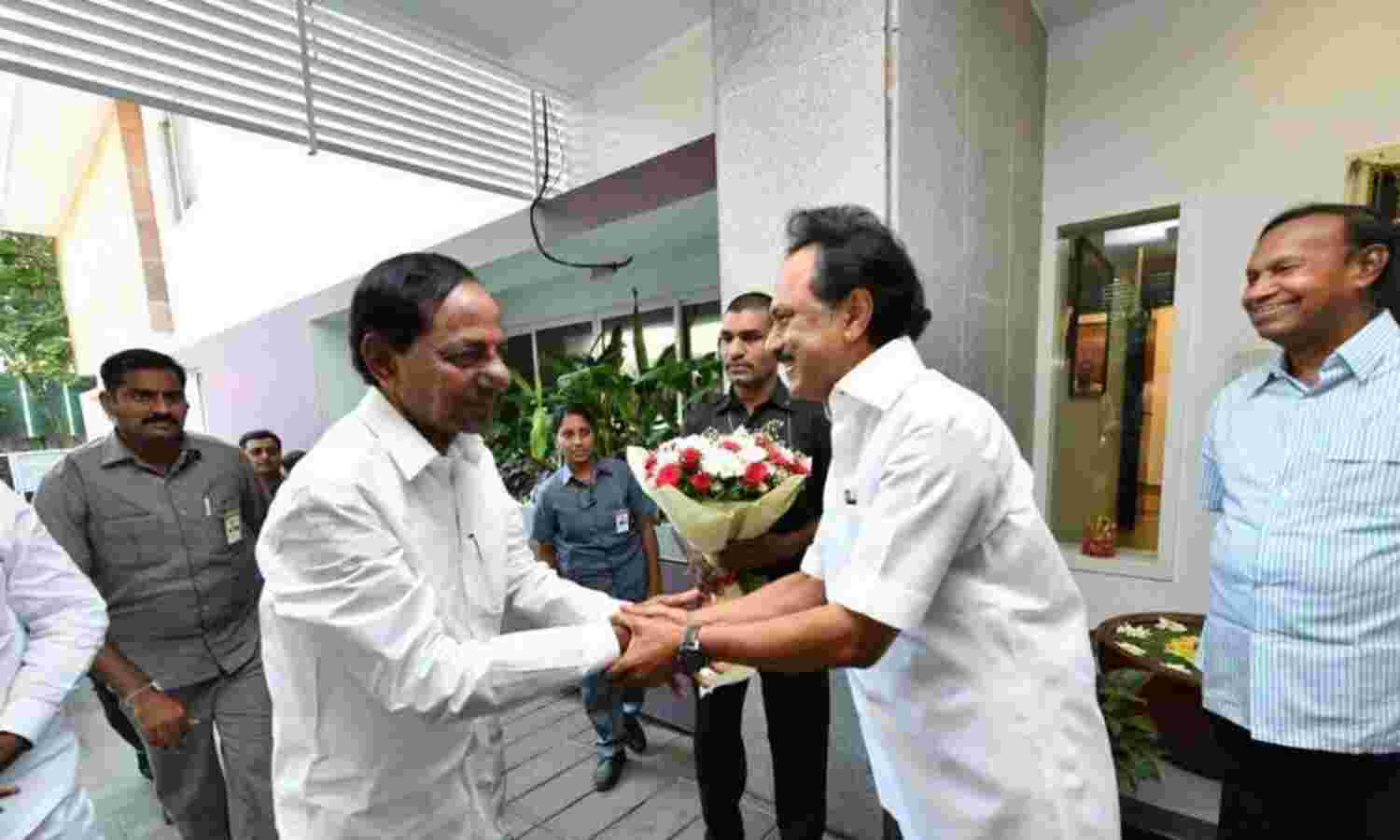 കോണ്ഗ്രസ്-ബിജെപി ഇതര സര്ക്കാര്:സ്റ്റാലിനുമായി ചന്ദ്രശേഖര റാവു കൂടിക്കാഴ്ച നടത്തി കോണ്ഗ്രസ്-ബിജെപി ഇതര സര്ക്കാര്:സ്റ്റാലിനുമായി ചന്ദ്രശേഖര റാവു കൂടിക്കാഴ്ച നടത്തി