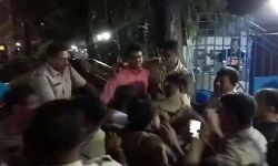 ഗുജറാത്തില് നിന്ന് ആയുധങ്ങളുമായെത്തിയ ആര്എസ്എസുകാരെ കുടുക്കി തൃണമൂല് പ്രവര്ത്തകര് ഗുജറാത്തില് നിന്ന് ആയുധങ്ങളുമായെത്തിയ ആര്എസ്എസുകാരെ കുടുക്കി തൃണമൂല് പ്രവര്ത്തകര്