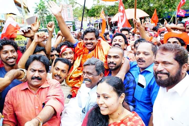 കോന്നിയിലെ അപ്രതീക്ഷിത തോല്വി; കോണ്ഗ്രസില് പൊട്ടിത്തെറി കോന്നിയിലെ അപ്രതീക്ഷിത തോല്വി; കോണ്ഗ്രസില് പൊട്ടിത്തെറി