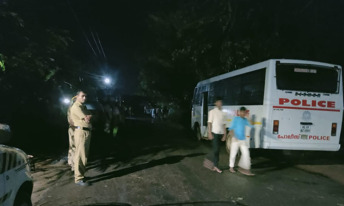 താനൂരിലെ കൊലയ്ക്ക് പിന്നില് നാലംഗ സംഘം; അറസ്റ്റ് ഉടനെന്ന് പോലിസ് താനൂരിലെ കൊലയ്ക്ക് പിന്നില് നാലംഗ സംഘം; അറസ്റ്റ് ഉടനെന്ന് പോലിസ്