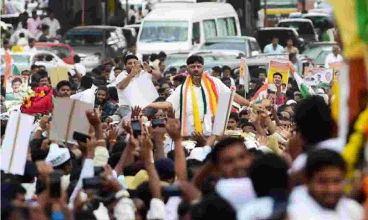 ഡി കെ ശിവകുമാറിന്റെ തിരിച്ചുവരവ് ആഘോഷമാക്കി കോണ്ഗ്രസ് പ്രവര്ത്തകര് ഡി കെ ശിവകുമാറിന്റെ തിരിച്ചുവരവ് ആഘോഷമാക്കി കോണ്ഗ്രസ് പ്രവര്ത്തകര്