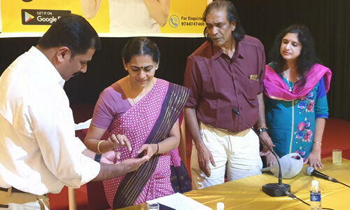 സെന്ക്യാബ്സ് ഓണ്ലൈന് ടാക്സി സേവനം കൊച്ചിയില് ആരംഭിച്ചു സെന്ക്യാബ്സ് ഓണ്ലൈന് ടാക്സി സേവനം കൊച്ചിയില് ആരംഭിച്ചു