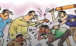 വിനോദസഞ്ചാരികള്‍ക്ക് നേരെ ഗുണ്ടാ ആക്രമണം; 4 പേര്‍ക്ക് പരിക്ക്, വാഹനം തകര്‍ത്ത് പണവും ബാഗും കവര്‍ന്നു