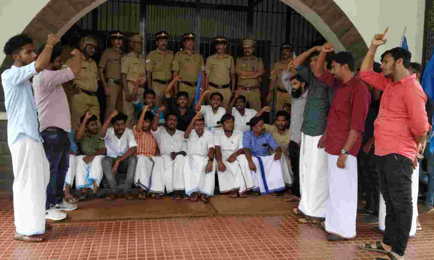 ബികോം തോറ്റ വിദ്യാര്ഥിനിക്ക് ഉന്നതപഠനം; പ്രതിഷേധത്തിനൊടുവില് പ്രവേശനം റദ്ദാക്കി ബികോം തോറ്റ വിദ്യാര്ഥിനിക്ക് ഉന്നതപഠനം; പ്രതിഷേധത്തിനൊടുവില് പ്രവേശനം റദ്ദാക്കി