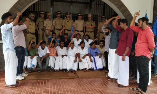 ബികോം തോറ്റ വിദ്യാര്‍ഥിനിക്ക് ഉന്നതപഠനം; പ്രതിഷേധത്തിനൊടുവില്‍ പ്രവേശനം റദ്ദാക്കി