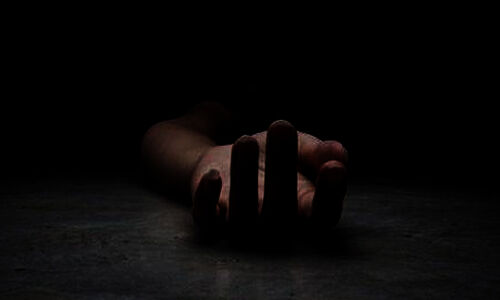 വൈദ്യുതി ലൈന് കഴുത്തില് കുരുങ്ങി ഷോക്കേറ്റ് കര്ഷകന് മരിച്ചു വൈദ്യുതി ലൈന് കഴുത്തില് കുരുങ്ങി ഷോക്കേറ്റ് കര്ഷകന് മരിച്ചു