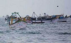 തൃശൂരില്‍നിന്ന് മല്‍സ്യബന്ധനത്തിന് പോയ ബോട്ട് കടലില്‍ മറിഞ്ഞു; ഒരാളെ കാണാതായി