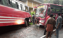 ഇരിങ്ങല്‍ കളരിപ്പടിയില്‍ ബസുകള്‍ കൂട്ടിയിടിച്ചു;  അപകടത്തില്‍ നിരവധി പേര്‍ക്ക് പരിക്ക്