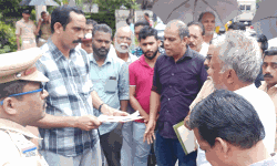 പീരങ്കി കൊണ്ട് പോകാന്‍ പോലിസ് സന്നാഹവുമായി ഉദ്യോഗസ്ഥര്‍ എത്തി;  നാട്ടുകാര്‍ വീണ്ടും തടഞ്ഞു