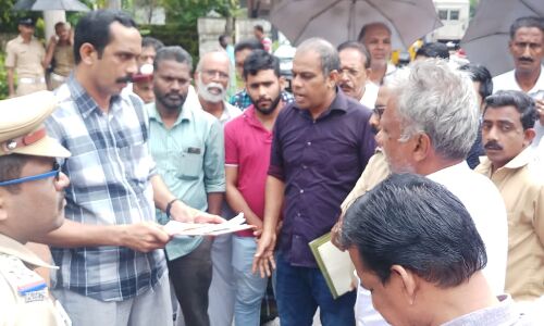 പോലിസ് അകമ്പടിയില് പീരങ്കി കൊണ്ടുപോവാനുള്ള ഉദ്യോഗസ്ഥശ്രമം നാട്ടുകാര് വീണ്ടും തടഞ്ഞു പോലിസ് അകമ്പടിയില് പീരങ്കി കൊണ്ടുപോവാനുള്ള ഉദ്യോഗസ്ഥശ്രമം നാട്ടുകാര് വീണ്ടും തടഞ്ഞു
