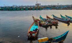 കടലില്‍ കാണാതായ ഒരുവള്ളം കണ്ടെത്തി; ഒരാള്‍ തിരയില്‍ അകപ്പെട്ടെന്ന് മല്‍സ്യത്തൊഴിലാളികള്‍