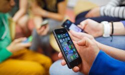 സ്കൂളുകളില്‍ മൊബൈല്‍ ഫോണിനും സോഷ്യൽ മീഡിയകൾക്കും വിലക്ക്