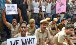 ഡല്‍ഹി കോടതി പരിസരത്തെ സംഘര്‍ഷം; രണ്ട് ഐപിഎസ് ഉദ്യോഗസ്ഥര്‍ക്ക് സ്ഥലംമാറ്റം