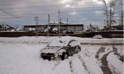 കശ്മീരില്‍ മഞ്ഞുവീഴ്ചയും മണ്ണിടിച്ചിലും രൂക്ഷം; ശ്രീനഗര്‍ ദേശീയപാത വീണ്ടും അടച്ചു, 4,000 ഓളം വാഹനങ്ങള്‍ കുടുങ്ങി