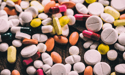 വാളയാറില് നിന്നും അനധികൃത മരുന്നുകള് പിടികൂടി വാളയാറില് നിന്നും അനധികൃത മരുന്നുകള് പിടികൂടി