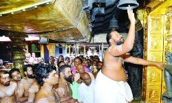 മണ്ഡലകാലത്തിന് തുടക്കംകുറിച്ച് ശബരിമല നട തുറന്നു മണ്ഡലകാലത്തിന് തുടക്കംകുറിച്ച് ശബരിമല നട തുറന്നു