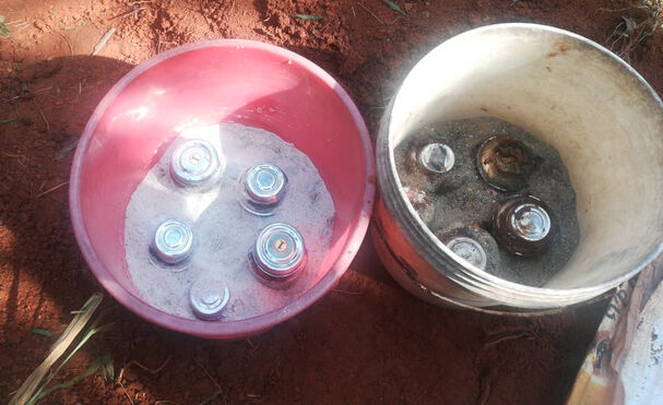 നാദാപുരത്തിനടുത്ത് വന് ബോംബ് ശേഖരം കണ്ടെത്തി നാദാപുരത്തിനടുത്ത് വന് ബോംബ് ശേഖരം കണ്ടെത്തി