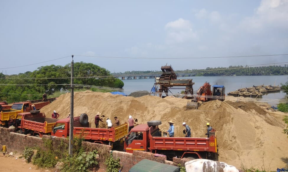 അഴീക്കല് തുറമുഖത്തെ മണല് വില്പനയ്ക്കു പുതിയ സംവിധാനം അഴീക്കല് തുറമുഖത്തെ മണല് വില്പനയ്ക്കു പുതിയ സംവിധാനം