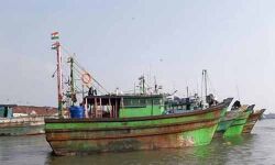 അശാസ്ത്രീയ മല്‍സ്യബന്ധനം: വള്ളങ്ങളും അനുബന്ധ ഉപകരണങ്ങളും പിടിച്ചെടുത്തു