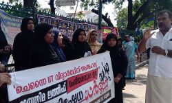 ഫാത്തിമ ലത്തീഫ് വംശീയതയുടെ ഇര: സെക്രട്ടേറിയറ്റിന് മുന്നിൽ പ്രതിഷേധവുമായി വിമന് ഇന്ത്യ മൂവ്മെന്റ് ഫാത്തിമ ലത്തീഫ് വംശീയതയുടെ ഇര: സെക്രട്ടേറിയറ്റിന് മുന്നിൽ പ്രതിഷേധവുമായി വിമന് ഇന്ത്യ മൂവ്മെന്റ്
