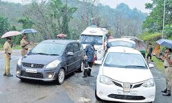 പമ്പയിലേക്ക് സ്വകാര്യ വാഹനങ്ങള് കടത്തിവിട്ട് തുടങ്ങി പമ്പയിലേക്ക് സ്വകാര്യ വാഹനങ്ങള് കടത്തിവിട്ട് തുടങ്ങി