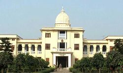 ബനാറസില്‍ പ്രതിഷേധത്തിനിടെ രാമകൃഷ്ണമിഷന്‍ സ്ഥാപനത്തില്‍ സംസ്‌കൃതാധ്യാപകനായി മുസ്‌ലിമിനെ നിയമിച്ചു