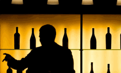 മുഴുവന്‍ ബാറുകളുടെയും ലൈസന്‍സ് റദ്ദാക്കി;  സമ്പൂര്‍ണ മദ്യനിരോധനത്തിനൊരുങ്ങി ആന്ധ്രാപ്രദേശ് സര്‍ക്കാര്‍