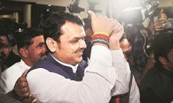 ജനപ്രിയ പ്രഖ്യാപനങ്ങളുമായി ഫട്‌നവിസ്; മഴയില്‍ കൃഷിനാശം സംഭവിച്ചവര്‍ക്ക് 5380 കോടി