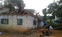 വിദ്യാര്‍ഥികളുടെ ജീവന് ഭീഷണിയായ സ്‌കൂള്‍ വളപ്പിലെ ജീര്‍ണാവസ്ഥയിലുള്ള  കെട്ടിടം എസ്ഡിപിഐ പ്രവര്‍ത്തകര്‍ പൊളിച്ച് നീക്കി തുടങ്ങി