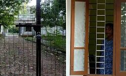 വീട്ടുകാരെ അകത്ത് പൂട്ടിയിട്ട് ബാങ്ക് അധികൃതര് വീട് ജപ്തി ചെയ്തു വീട്ടുകാരെ അകത്ത് പൂട്ടിയിട്ട് ബാങ്ക് അധികൃതര് വീട് ജപ്തി ചെയ്തു