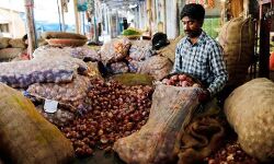 പാവപ്പെട്ടവര്‍ക്ക് സൗജന്യ ഉള്ളി വിതരണവുമായി സംഘടനകള്‍