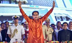 ഉദ്ദവ് താക്കറെ 18ാമത് മഹാരാഷ്ട്ര മുഖ്യമന്ത്രി; ആറു മന്ത്രിമാരും ചുമതലയേറ്റു ഉദ്ദവ് താക്കറെ 18ാമത് മഹാരാഷ്ട്ര മുഖ്യമന്ത്രി; ആറു മന്ത്രിമാരും ചുമതലയേറ്റു