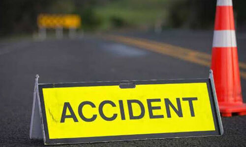 വടകരയില് ടാങ്കര് ലോറി അപകടം; പെട്രോള് ചോരുന്നു; പ്രദേശവാസികള് ആശങ്കയില് വടകരയില് ടാങ്കര് ലോറി അപകടം; പെട്രോള് ചോരുന്നു; പ്രദേശവാസികള് ആശങ്കയില്