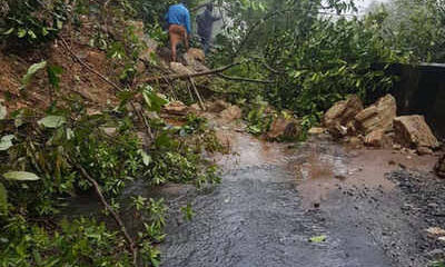 പ്രകൃതി ദുരന്തത്തില് തകര്ന്ന റോഡുകളുടെ പുനര്നിര്മ്മാണത്തിന് കേരളത്തിന് പ്രത്യേക തുകയില്ല പ്രകൃതി ദുരന്തത്തില് തകര്ന്ന റോഡുകളുടെ പുനര്നിര്മ്മാണത്തിന് കേരളത്തിന് പ്രത്യേക തുകയില്ല