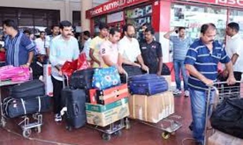 പ്രവാസി ഇന്ത്യാക്കാരിൽ നിന്ന് തിരിച്ചറിയൽ രേഖയായി ആധാർ നിഷ്‌കർഷിക്കരുത്
