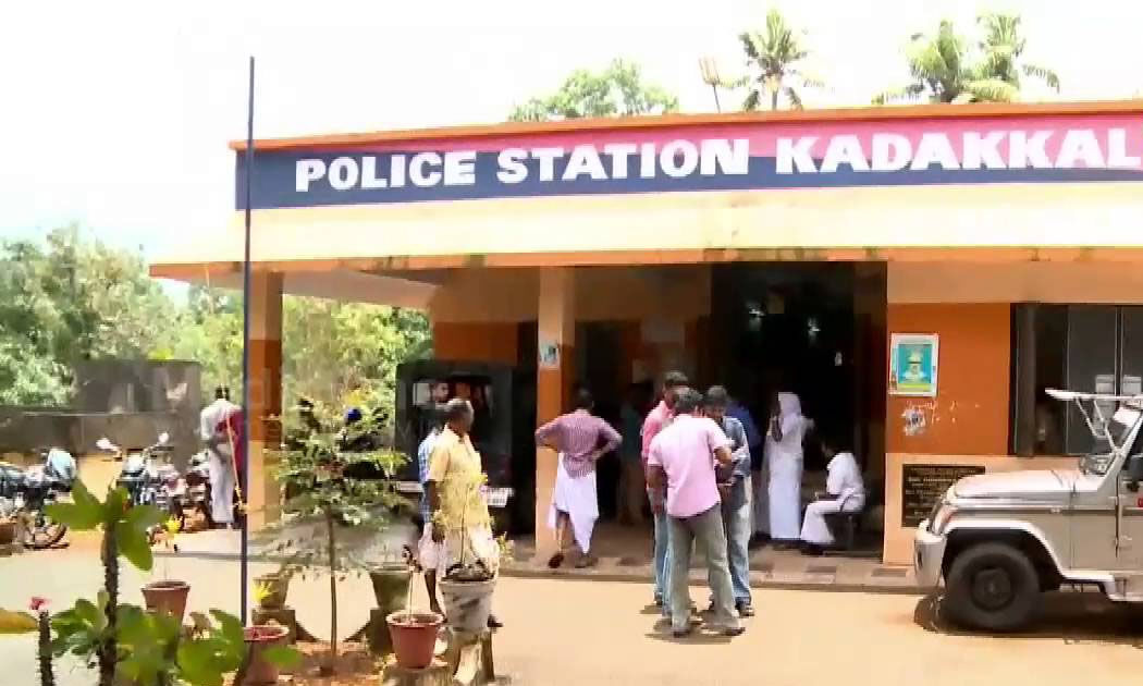 കടയ്ക്കല് അപകടം: പോലിസുകാരന് ലാത്തി കൊണ്ട് എറിഞ്ഞിട്ടില്ലെന്ന് അന്വേഷണ റിപോര്ട്ട് കടയ്ക്കല് അപകടം: പോലിസുകാരന് ലാത്തി കൊണ്ട് എറിഞ്ഞിട്ടില്ലെന്ന് അന്വേഷണ റിപോര്ട്ട്