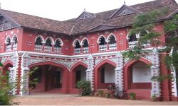 സംഘര്‍ഷം: യൂനിവേഴ്‌സിറ്റി കോളജിന് തിങ്കളാഴ്ച അവധി പ്രഖ്യാപിച്ചു