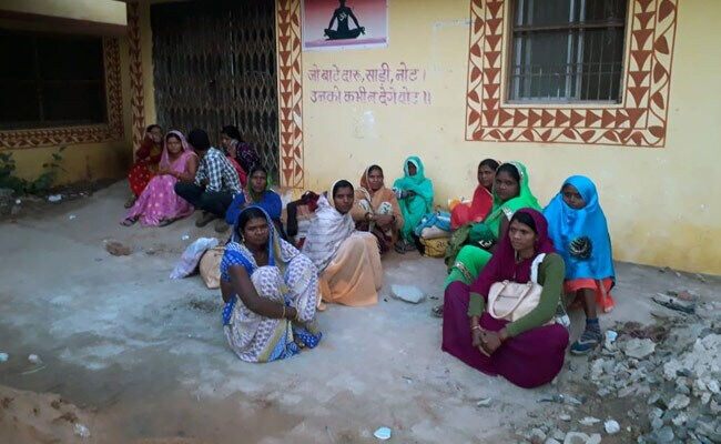 ആശുപത്രിയില് വൈദ്യുതി നിലച്ചു; മൊബൈല് വെളിച്ചത്തില് വന്ധ്യംകരണം നടത്തി ആശുപത്രിയില് വൈദ്യുതി നിലച്ചു; മൊബൈല് വെളിച്ചത്തില് വന്ധ്യംകരണം നടത്തി