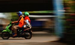 ബൈക്ക് യാത്ര: പിന്സീറ്റിലിരിക്കുന്നവര്ക്കും ഇന്നുമുതല് ഹെല്മറ്റ് നിര്ബന്ധം ബൈക്ക് യാത്ര: പിന്സീറ്റിലിരിക്കുന്നവര്ക്കും ഇന്നുമുതല് ഹെല്മറ്റ് നിര്ബന്ധം